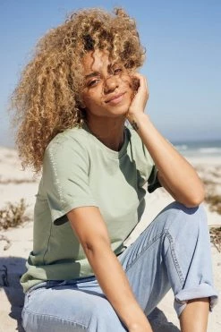 Om & Ah London - US "Family Is Everything" Short Sleeve Tee Short Sleeve Tees